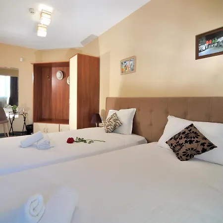 Hotel Hill Town Family 3*